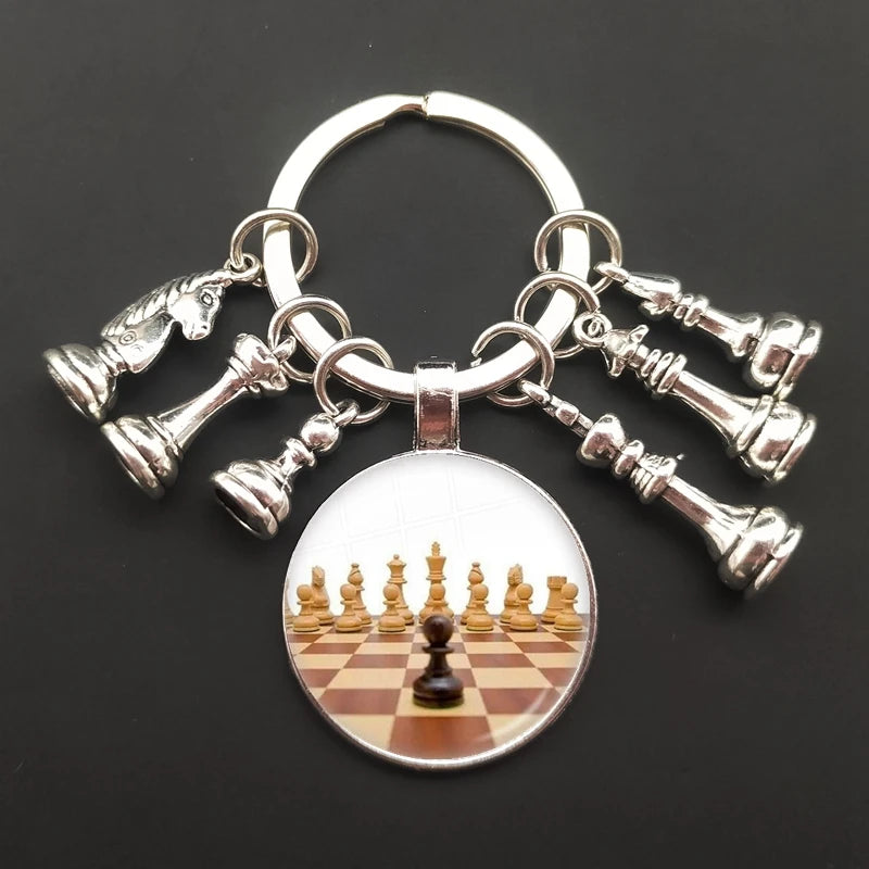 Llavero de Ajedrez – Piezas en Domo de Cristal con Diseño Elegante